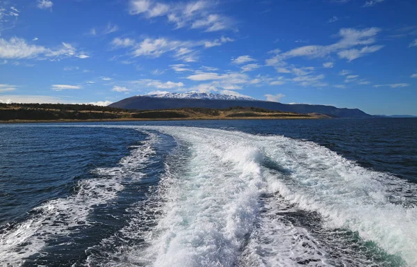在航行于阿根廷火地岛Ushuaia的Beagle海峡的游轮船尾的泡沫水 — 图库照片
