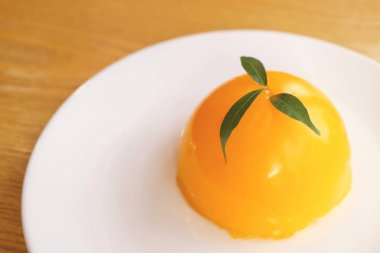 Kopya Boşluğu ile Beyaz Tabakta Seçilebilir Mandarin Turuncu Kubbe Keki