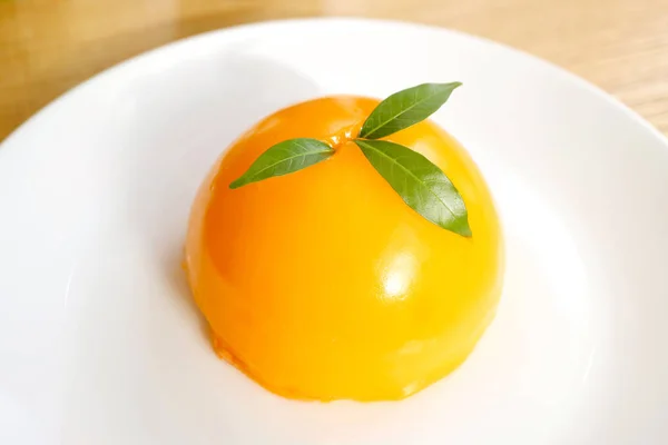 Gâteau Dôme Orange Mandarine Couleur Vive Sur Une Assiette Blanche — Photo