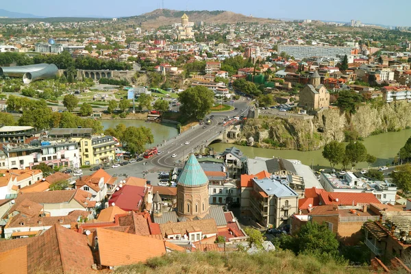 以著名地标和格鲁吉亚Mtkvari河凝视第比利斯的空中景观 — 图库照片