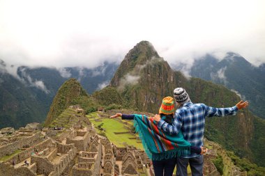 Machu Picchu, Cusco Bölgesi, Urubamba Eyaleti, Peru 'nun muhteşem manzarasına hayran olan çift