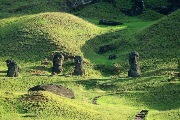 Rano Raraku Yanardağındaki Paskalya Adası Nda Terk Edilmiş Yüzlerce Moai — Stok fotoğraf