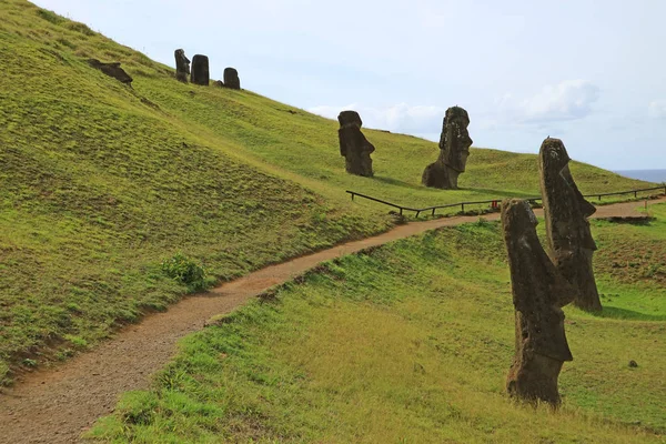 Trasa Spacerowa Wśród Legendarnych Gigantycznych Posągów Moai Wulkanie Rano Raraku — Zdjęcie stockowe