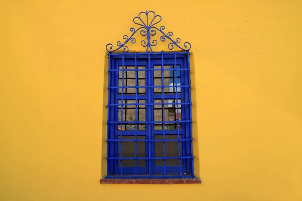 Janela Artística Azul Vívida Vibrante Parede Amarela — Fotografia de Stock