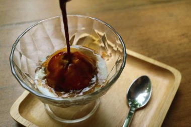 Lezzetli Affogato için vanilyalı dondurmaya aromatik espresso kahvesi döküyorum.