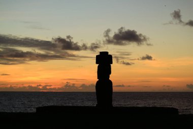 Paskalya Adası, Şili 'deki Ahu Tahai' de Moai 'nin silueti ile Pasifik Okyanusu üzerinde güzel bir günbatımı.
