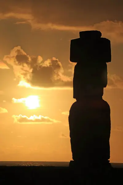 Silhouette Moai Statue Beautiful Sunset Sky Ahu Tahai Easter Island — 스톡 사진