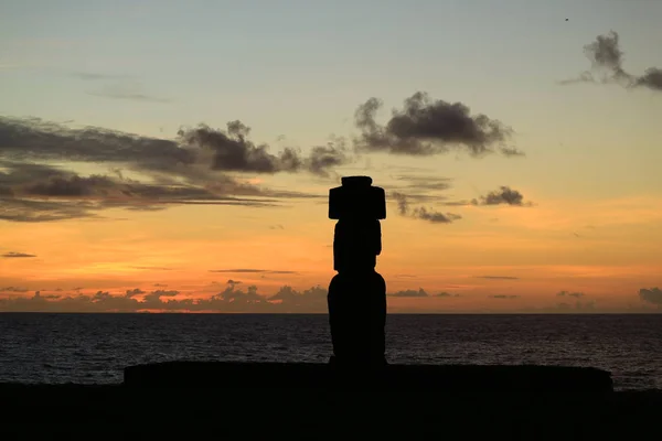 Pôr Sol Lindo Resplandece Sobre Oceano Pacífico Com Silhueta Moai — Fotografia de Stock