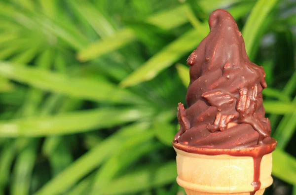 Smeltende Chocolade Gedompeld Soft Serve Ice Cream Cone Met Wazig — Stockfoto