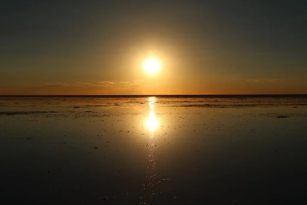 ボリビア 南アメリカのウユニ塩湖又はウユニ塩湖における沈みゆく太陽の鏡効果 — ストック写真