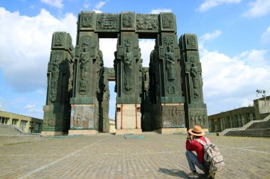 Gürcistan 'ın Tiflis, Gürcistan yakınlarındaki Antik Gürcistan tarihini anlatan İnanılmaz Büyük Anıtın Fotoğraflarını Çeken Ziyaretçi