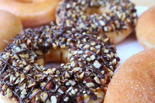 Geschlossen Köstlichen Donut Mit Schokolade Und Gehackten Mandeln Belegt — Stockfoto