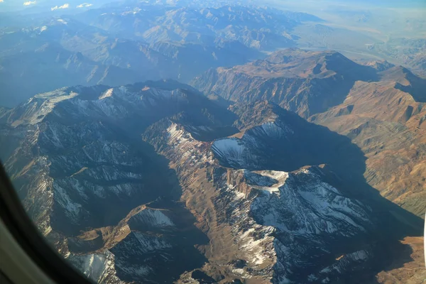 Prachtig Uitzicht Vanuit Lucht Besneeuwde Bergketen Gezien Vanuit Vliegtuigraam Chili — Stockfoto