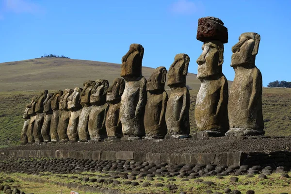 Stunning View Huge Moai Statues Ahu Tongariki Poike Volcano Background — 스톡 사진