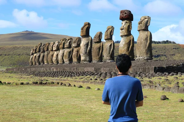 One Man Admiring Huge Moai Statues Ahu Tongariki Easter Island — 스톡 사진