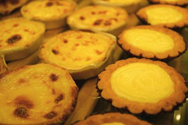 Fırında yumurta tartları ve fırında peynirli tartlar pastanenin rafında, Seçici Odaklanma