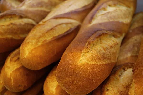新鮮なフランス製バゲットパンのペアを閉じ 選択的な焦点で — ストック写真