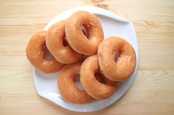 Tahta Masadaki Beyaz Tabakta Sunulan Şekerli Donutların Üst Görüntüsü — Stok fotoğraf