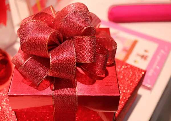 Gesloten Vierkante Glanzende Rode Geschenkdoos Met Gritter Rood Lint Strik — Stockfoto