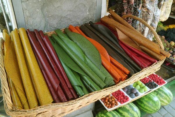Korb Mit Traditionellen Georgischen Sonnengetrockneten Pürierten Fruchtblättern Namens Tklapi — Stockfoto