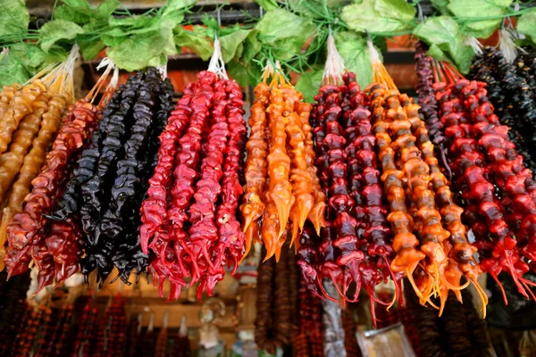 Куча Разноцветных Грузинских Традиционных Сладостей Названием Черчкела Показана Магазине — стоковое фото