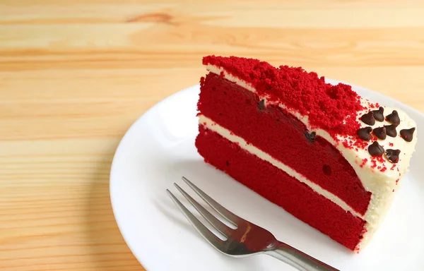 Roter Samt Shortcake Mit Frischkäse Zuckerguss Auf Weißem Teller Serviert — Stockfoto