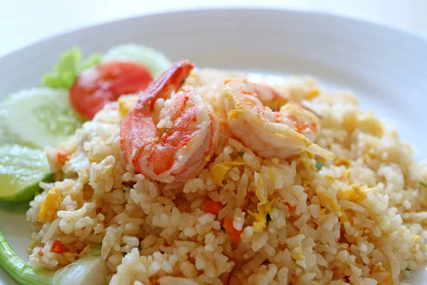 Fermé Style Thaï Crevettes Riz Frit Servi Sur Plaque Blanche — Photo