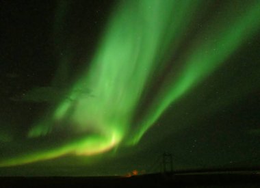 İnanılmaz Aurora Borealis Vatnajokull Ulusal Parkı, İzlanda 'da Köprü' de Dans Ediyor