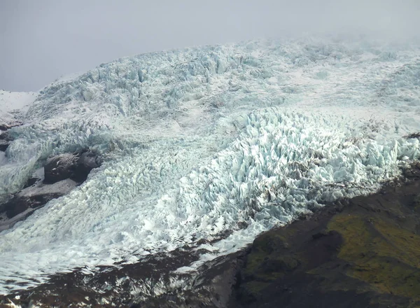 南アイスランドのヴァトナヨークトル国立公園の滝の氷河の表面 — ストック写真
