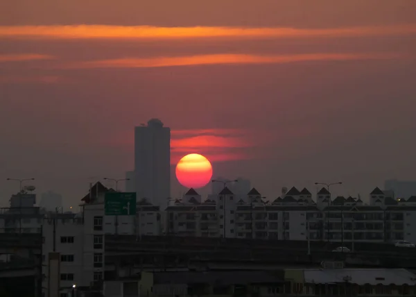 Zářící Barevné Slunce Zapadá Nad Budovami Města Bangkoku Thajsko — Stock fotografie