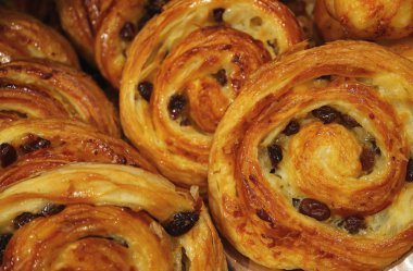 Bir yığın lezzetli üzümlü tarçın tepsiye dizilmiş, Seçici Odaklanma