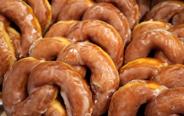 Heap Sugar Glazed Pretzel Donuts Alinhados Padaria Foco Seletivo — Fotografia de Stock