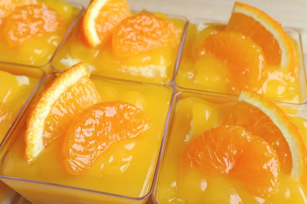 Крупный План Разграбленных Мандаринских Оранжевых Тортов Стеклянных Чашах Свежими Апельсинами — стоковое фото