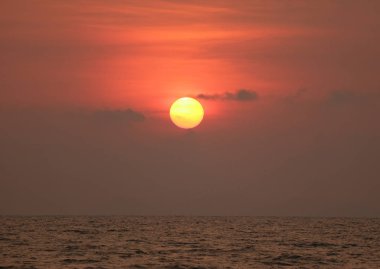 Tayland Körfezi üzerinde Kızıl Renk Derecelendirme Gökyüzü Üzerinde Etkileyici Altın Güneş