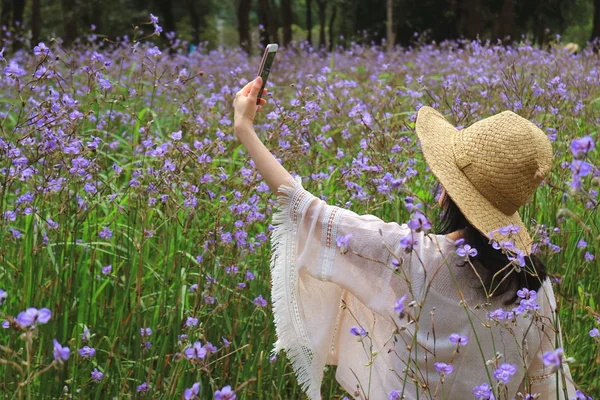 Weibchen Macht Selfie Foto Blumenfeld Von Murdannia Mit Ihrem Handy — Stockfoto