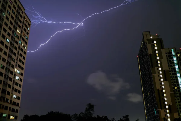 Real Lightning Flashing Night Sky High Buildings Bangkok Tailândia — Fotografia de Stock