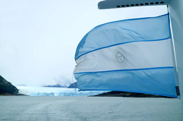 Flagga Argentina Ett Kryssningsfartyg Vinka Mot Perito Moreno Glacier — Stockfoto