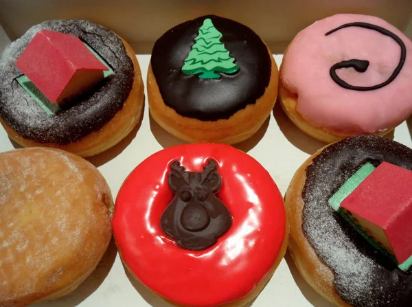 Schachtel Mit Weihnachtlich Verzierten Krapfen Und Gebäck — Stockfoto