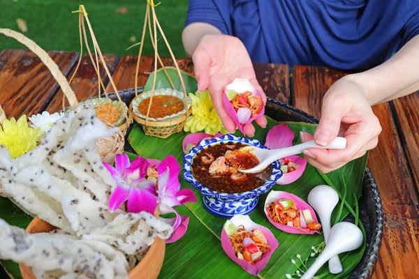 Mão Mulher Segurando Fresco Lotus Pétala Envolto Appetizer Enquanto Escavar — Fotografia de Stock