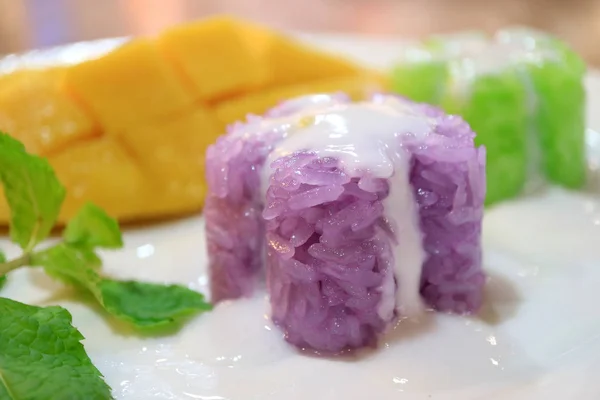 Closeup Popular Thai Purple Sticky Rice Com Leite Coco Cremoso — Fotografia de Stock