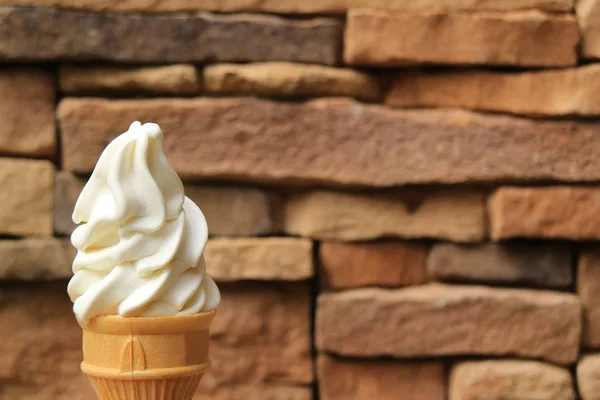 Fechado Pure White Vanilla Soft Serve Ice Cream Cone Contra — Fotografia de Stock