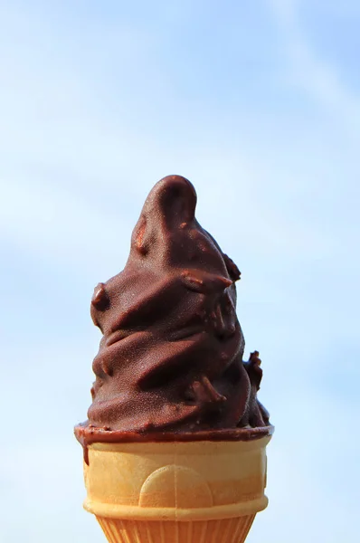 Chocolate Mergulhado Soft Serve Ice Cream Cone Com Gotas Condensação — Fotografia de Stock