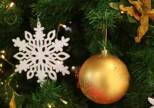 Close Uma Bola Ouro Forma Ornamento Natal Com Ornamento Floco — Fotografia de Stock