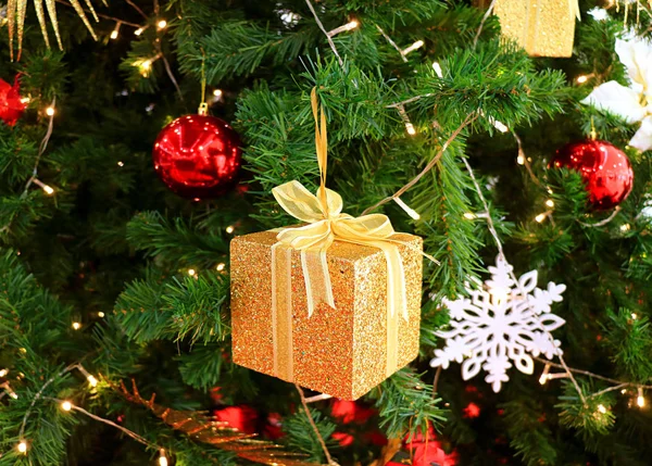 Altın Parıltılı Küçük Hediye Kutusu Diğer Renkli Noel Süsleri Işıl — Stok fotoğraf