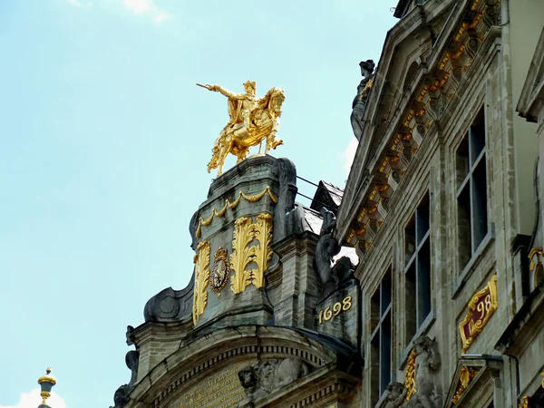 ベルギー ブリュッセルのグラン プラスにあるヴィンテージの建物 Arbre Oron にある シャルル アレクサンドル ロレーヌの豪華な黄金彫刻 — ストック写真