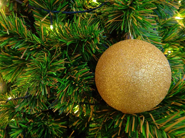 Noel Ağacında Altın Parlayan Balo Süslemesi — Stok fotoğraf