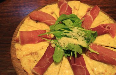 Lezzetli Parma Jambonu ve Arugula Pizza Servisi Tahta Tepside