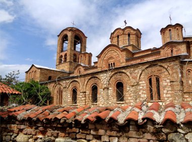 Dikenli tellerin arkasındaki tarihi kilise, Kosova 'nın Prizren kentindeki Ljevisa Bakiresi Kilisesi