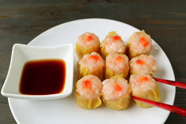 Baguettes Rouges Ramasser Shumai Crevettes Porc Rempli Chinois Dumpling Vapeur — Photo