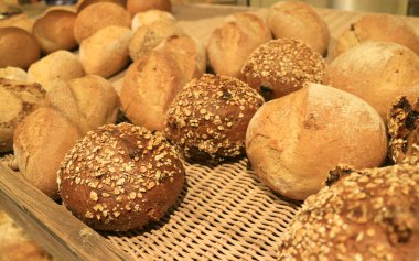 Fırının sepetinde taze ekmek çeşitleri var.